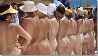 La messe dans un camp  de nudistes 