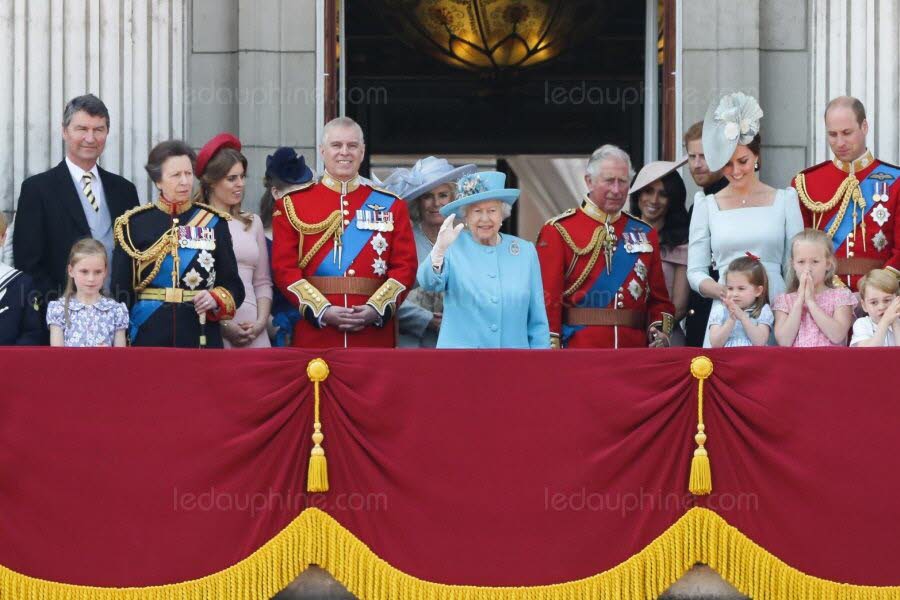 La reine au balcon de Buckingham Palace, entourée de sa famille  si son anniversaire tombe