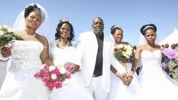 Marié avec 4 femmes en même temps