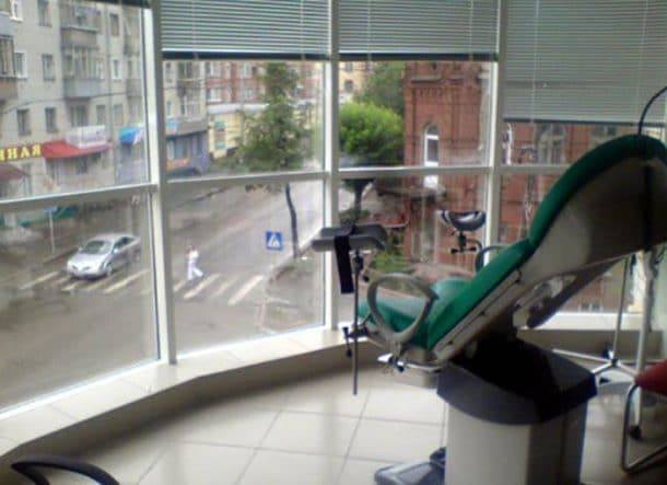  Ahahahahha un siège de gynécologue tourné vers la fenêtre...