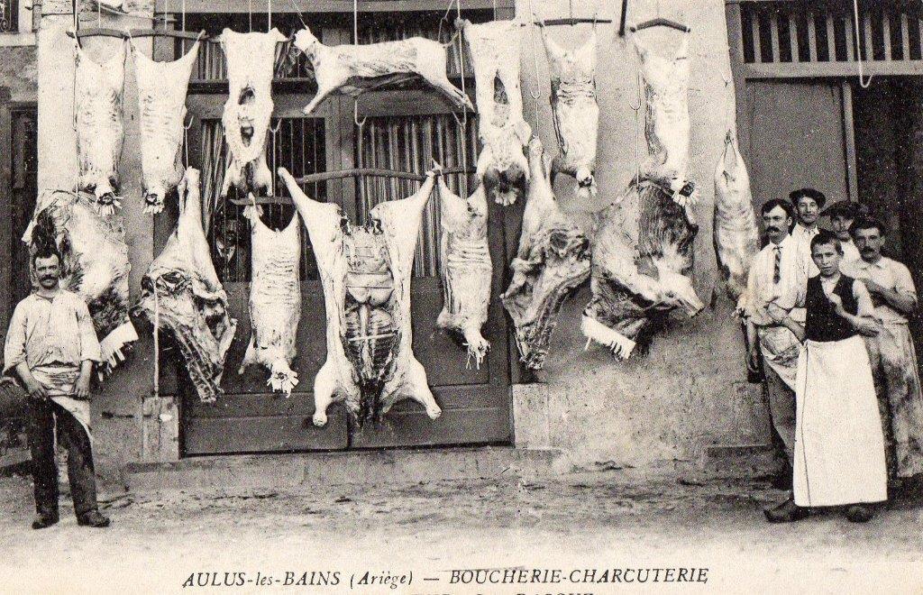 boucherie  en ariege  1908-1910  (carte postale de cette époque  cote 200e)