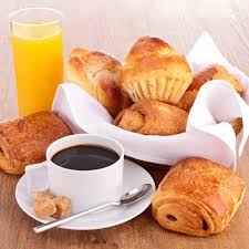 Un petit déjeuner copieux est prêt