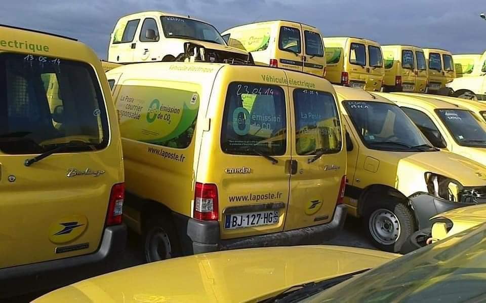 voila les voitures         électrique de la poste 