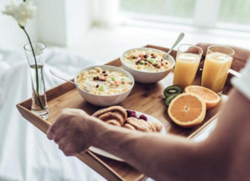 Petit déjeuner déposé au pied de votre lit