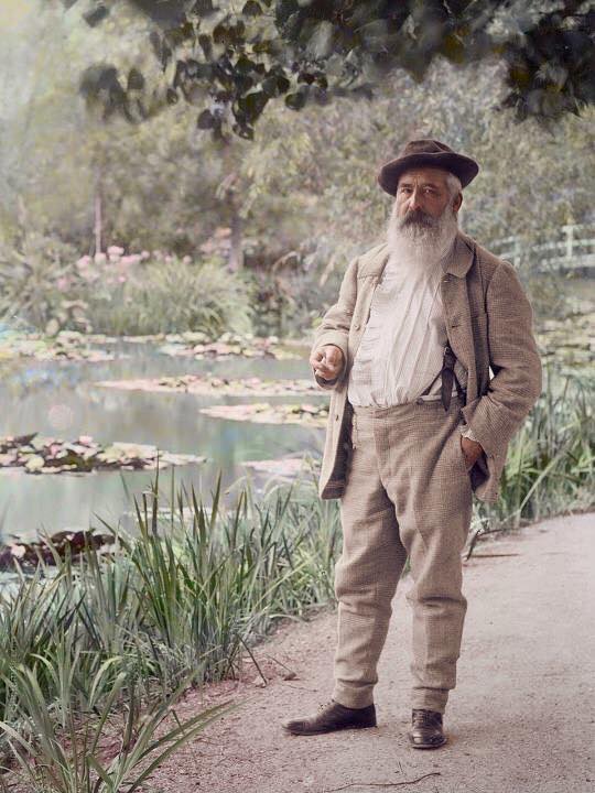 Claude Monet dans son jardin à Giverny, été 1905