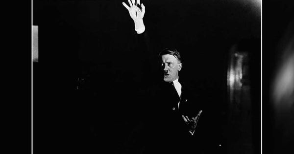 communication gestuelle en politique ne date pas d’hier… Cette photographie impressionnante d’Adolf Hitler le démontre.