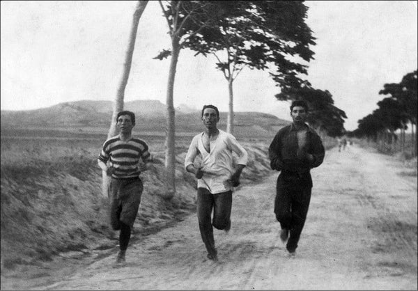 trois hommes en train de courir dans le premier marathon 