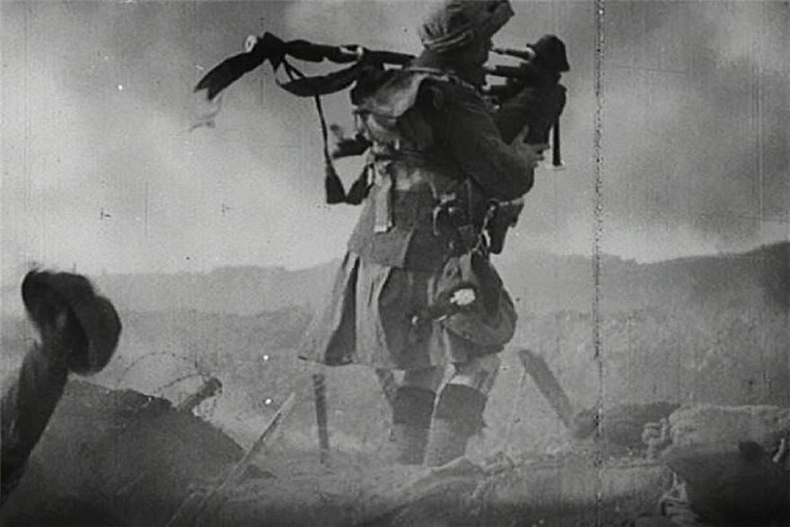Un soldat écossais en kilt jouant de la cornemuse sur le champ de bataille durant la Première Guerre Mondiale, pour motiver les troupes