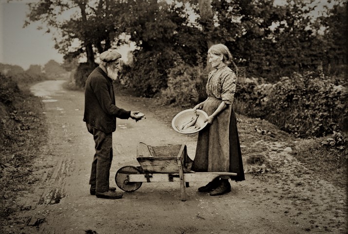 £  Un vendeur de poisson  début des années 1900.