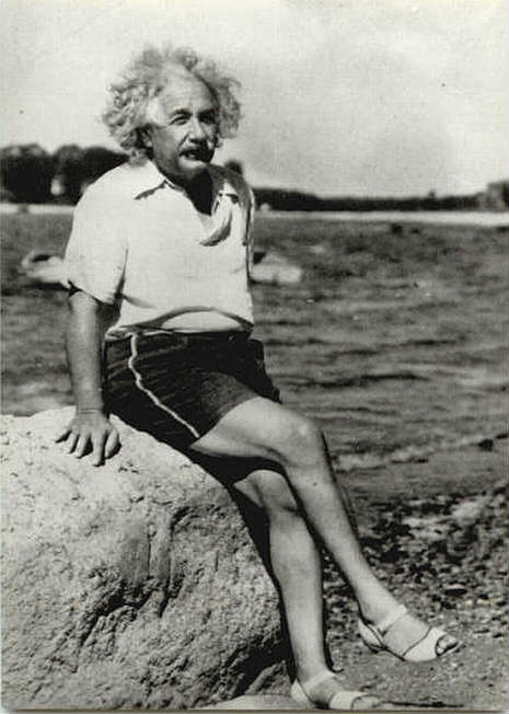 Albert Einstein prend un bain de soleil