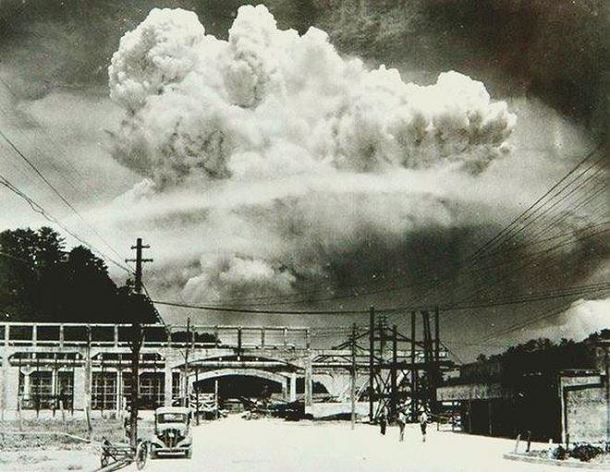 Cette photo a été prise le 9 Août 1945. Le cliché a été pris 20 minutes après l’explosion de la bombe atomique. Cette explosion aurait fait e