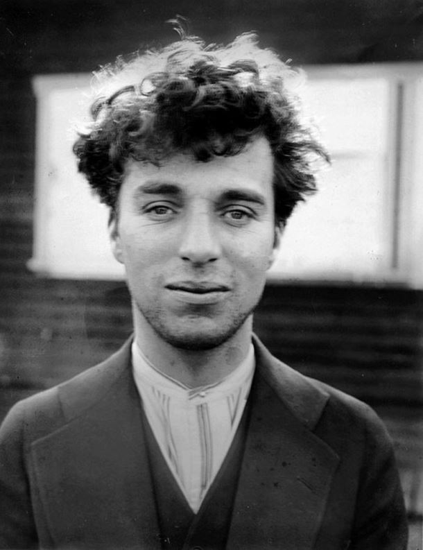 Charlie Chaplin Le voici à l’âge de 27 ans en 1916. Nous avons très peu l’habitude de le voir ainsi sans son chapeau et sans sa moustache si si