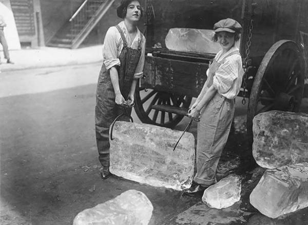 En 1918, les hommes sont « tous » au combat. Les femmes s’attèlent donc aux taches physiques comme la livraison de glace.