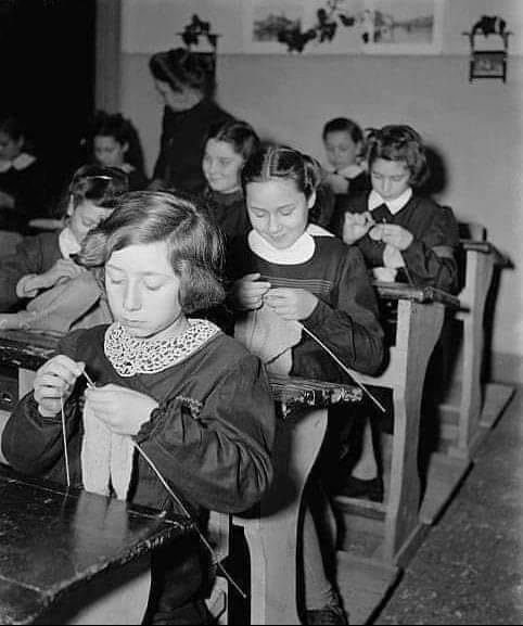 Ecole le samedi dans les années 50, certaines filles choisissaient le tricots