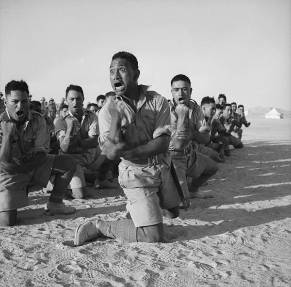 En 1941 en Egypte, les troupes militaires de Māori Battalion de la Nouvelle-Zelande font leur haka. C’est une danse traditionnelle qui a pour but d