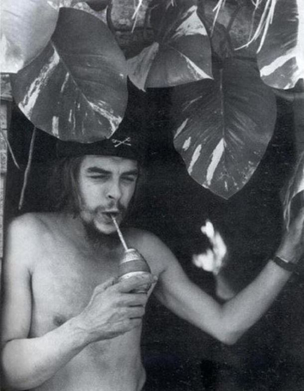Ici, une rare photo du Che Guevara qui boit une boisson aux plantes