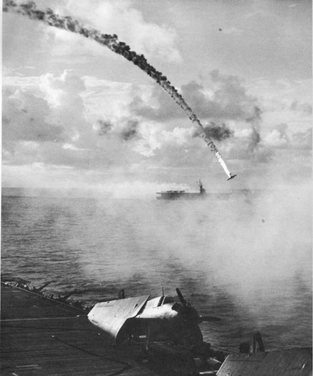 Lors de la bataille de Saipan en 1944, un avion a été abattu en plein vol et cet instant a été capturé.