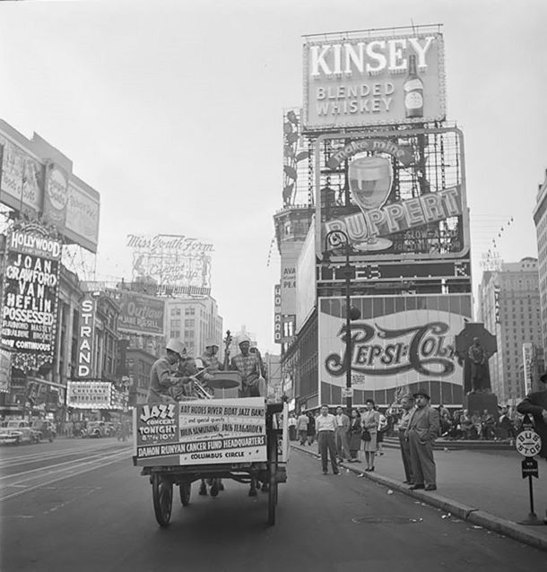 times-square-1947Voici à quoi ressemblait Times Square en 1947. Le lieu a pas mal changé même si l’idée reste scrupuleusement la même…