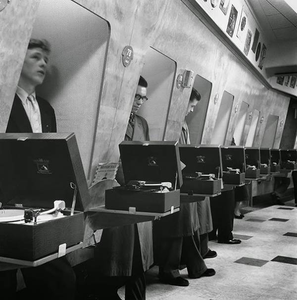 Voici comment en 1955 à Londres on écoutait de la musique dans les magasins ! Pas de casques bien sûr mais des compartiments censés isoler du brui