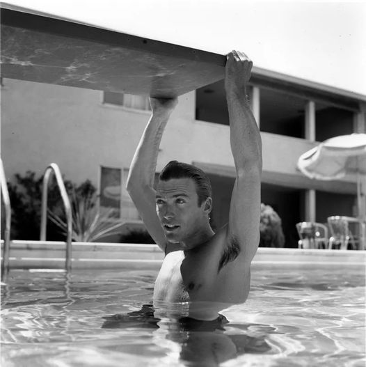 Clint Eastwood dans sa piscine à Los Angeles le 5 juin 1956