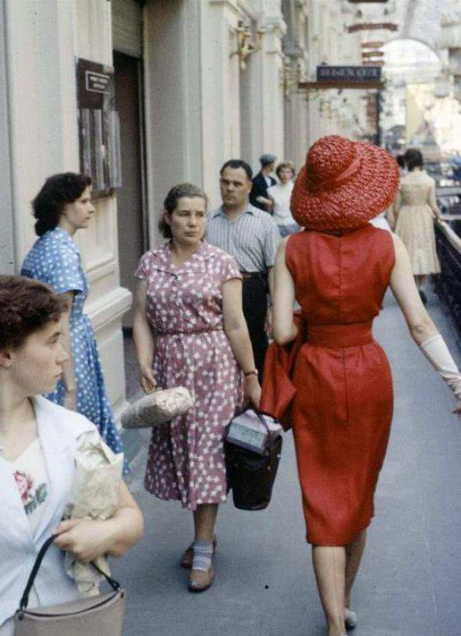 1959 La mode CHRISTIAN DIOR ne passe passe pas inaperçue dans la rue!