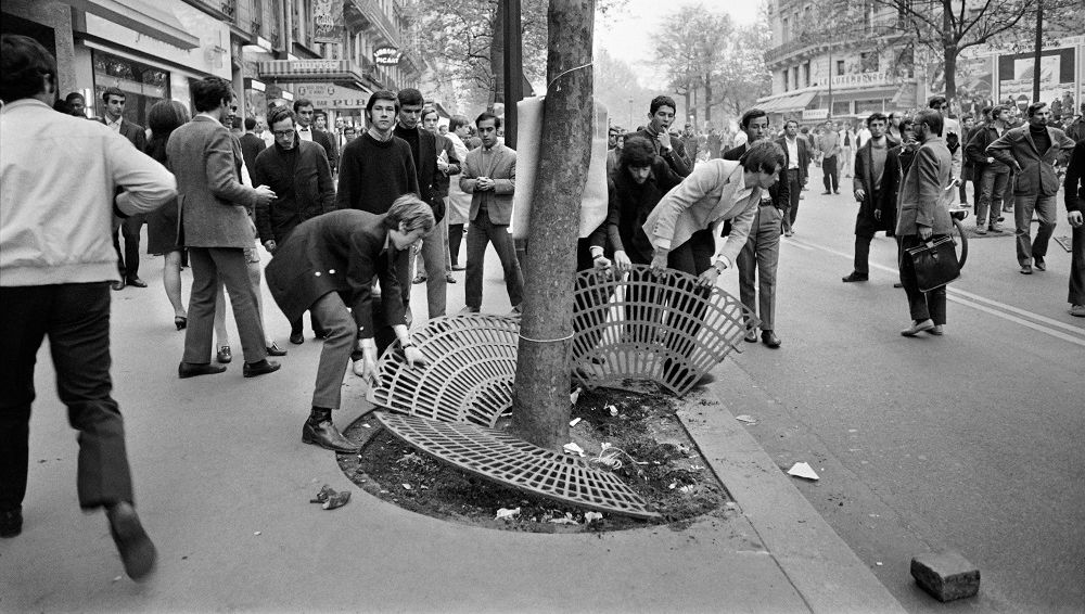 Le 3 mai 1968, les étudiants manifestent à La Sorbonne, et les premiers affrontements éclatent avec les forces de l