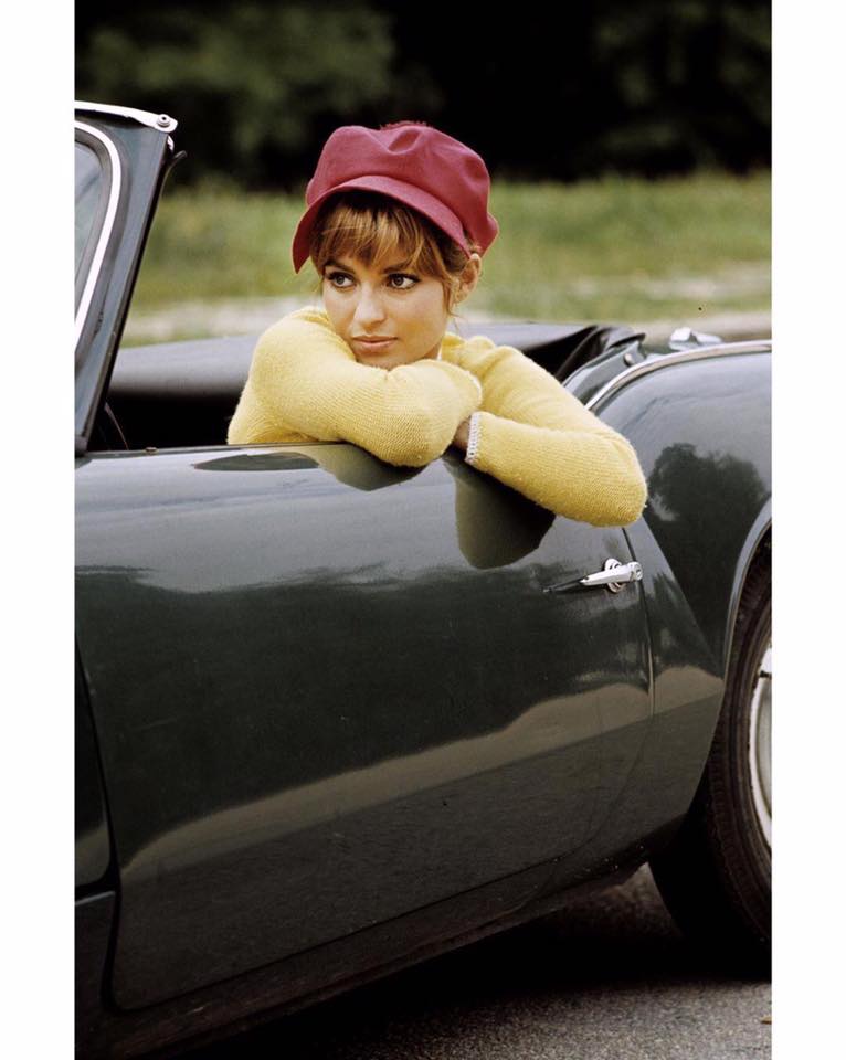 1967 - La comédienne Marie France Pisier dans une Triumph décapotable verte