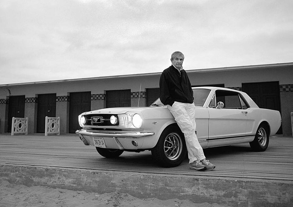 2010 - Le réalisateur Claude Lelouch pose sur les planches de Deauville avec une FordMustang de 1966