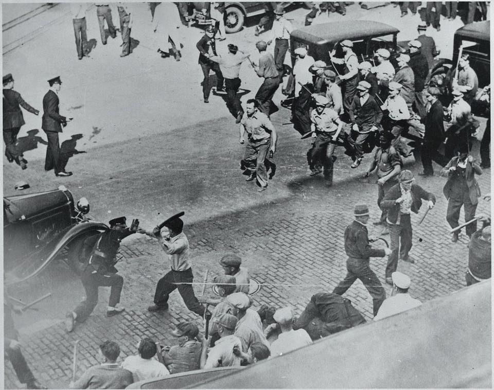 Affrontement entre travailleurs en grève et la police à Minneapolis, Etats-Unis, 1934