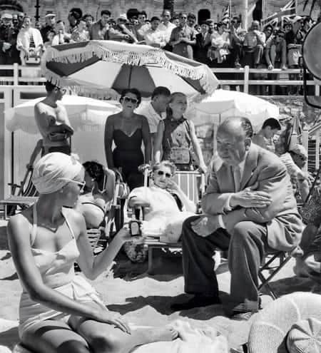 Alfred Hitchcock pendant le tournage du film To catch a thief, 1955 ( la main au collet )