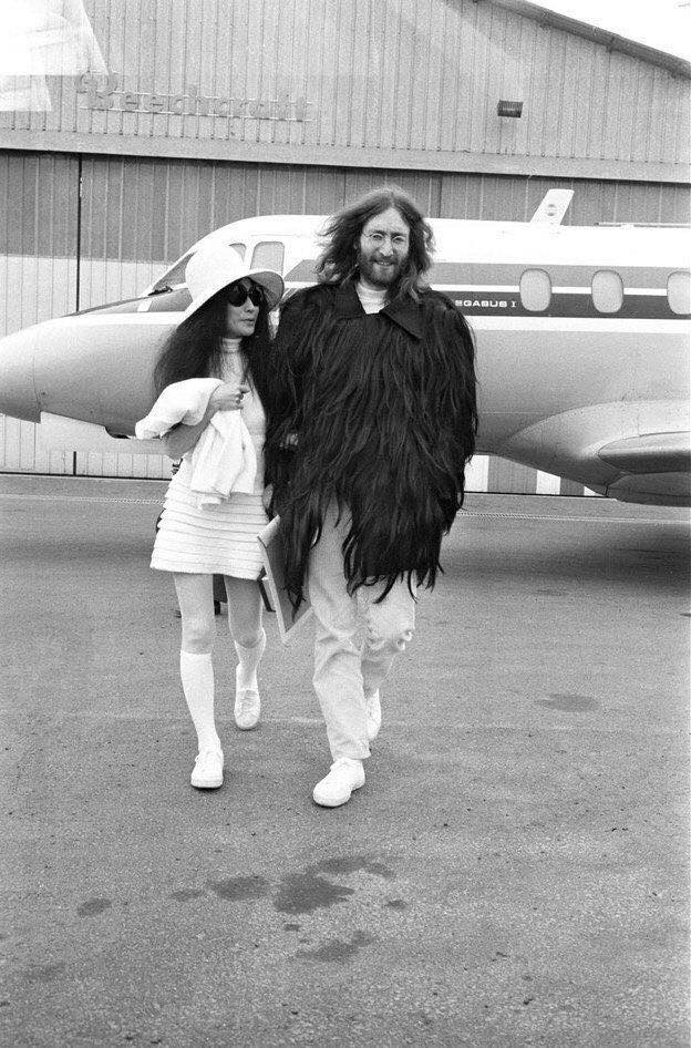 Yoko Ono et John Lennon au Bourget, 1969 photo de Daniel Angeli