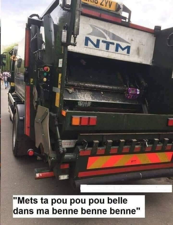 Camion de ramassage des déchets en action