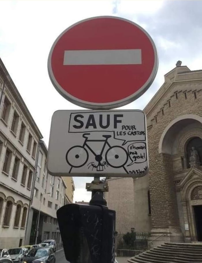 Sens Interdit Sauf pour les Castors: Street Art Urbain et Humour dans la Signalisation