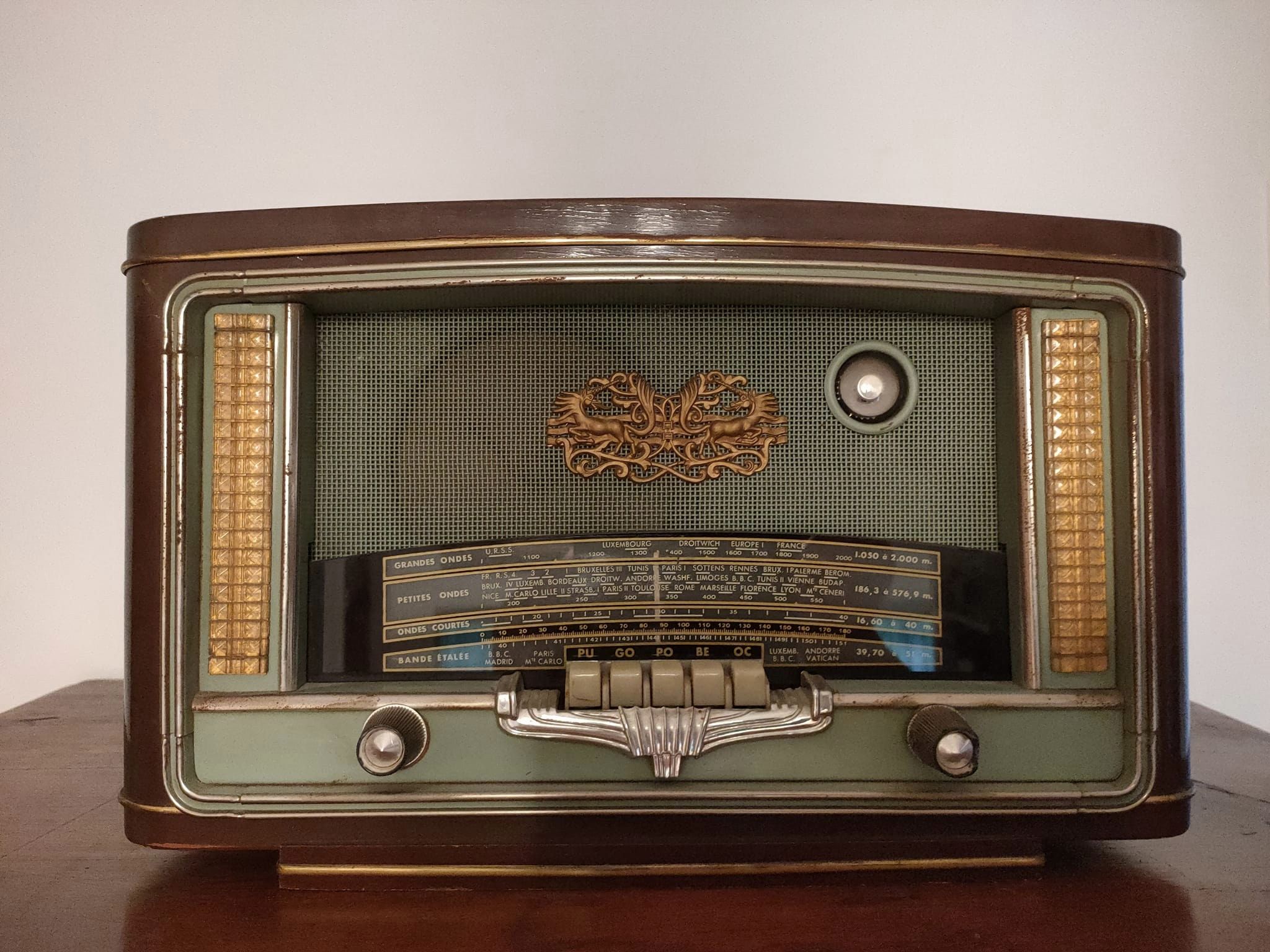 Le poste radio des années 50 avec son œil magique dans un coin superieur