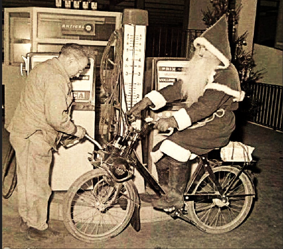 Années 60. Bientôt NOEL . Le PERE NOEL déjà va commander avec son VELOSOLEX