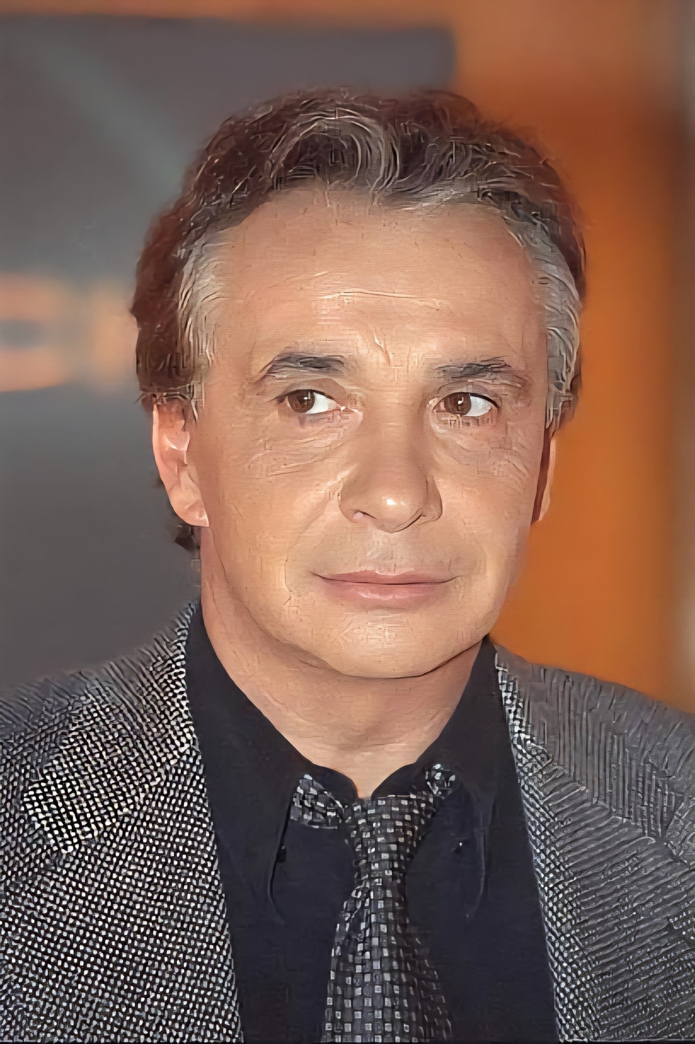 Des beaux yeux avec un petit sourire en coin ,magnifique
